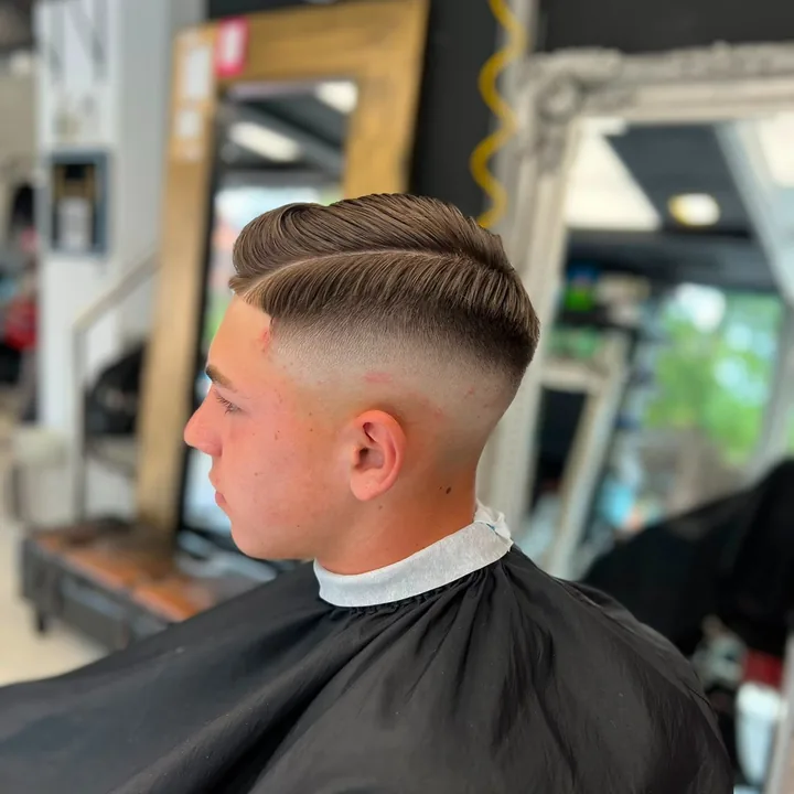 Perfil de corte con degradado y peinado lateral