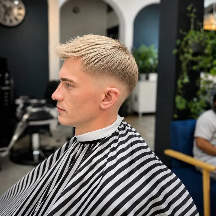 Corte rubio con textura superior y degradado lateral